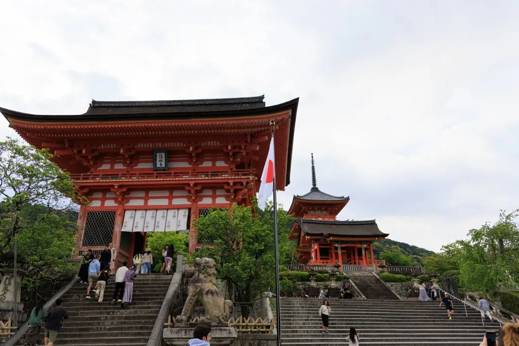 The vibrant entrance to Kiyomizu-dera