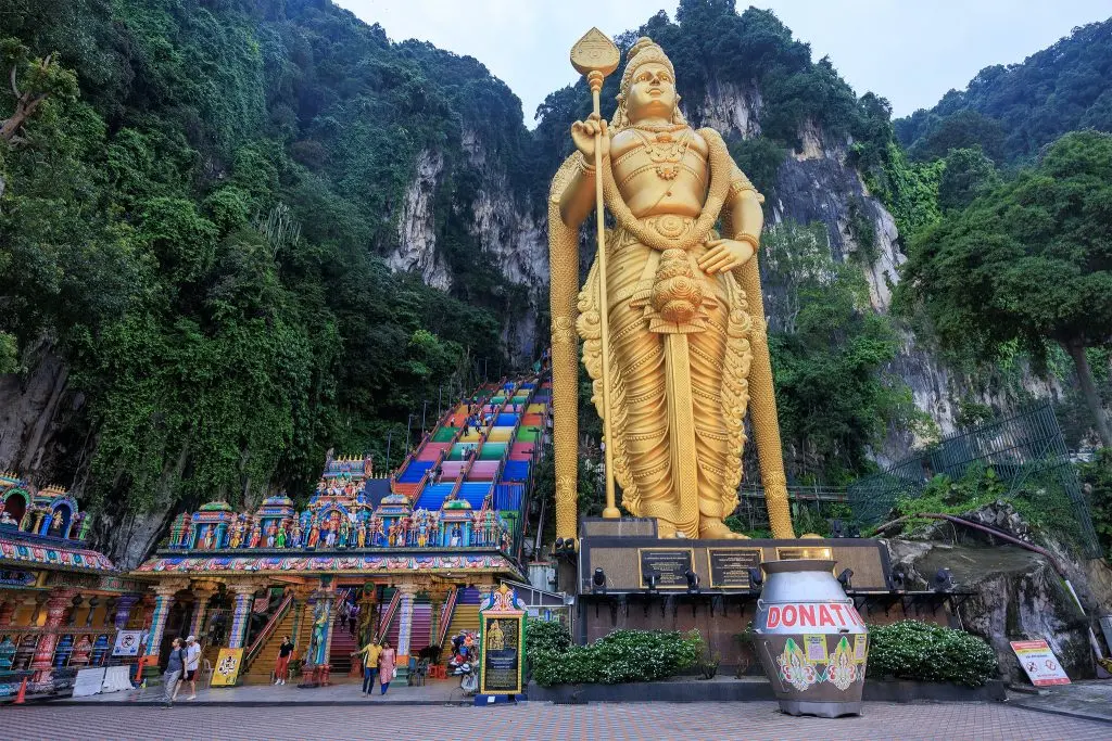 Batu Caves entrance and Lord Murugan statue