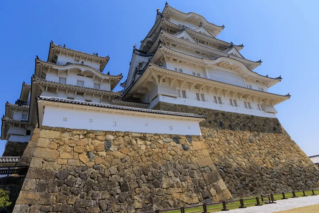 Himeji-jō against the blue